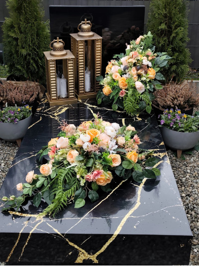 Herbaciany Ogród – brzoskwiniowa dekoracja na grób z różami i margarytkami, trwały stroik na cmentarz marki Kwiatlova.
