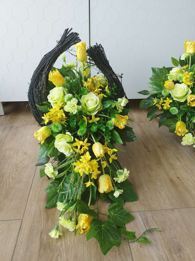 Żółty tulipan z pistacja czarny kosz półksiężyc plus bukiet