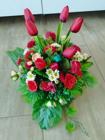 Czerwone tulipany I stroik na cmentarz