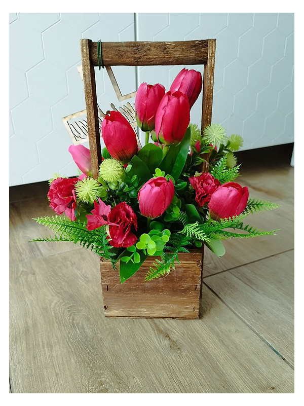 Czerwone tulipany z nutką zieleni Pamiętamy stroik na cmentarz drewniana skrzynka