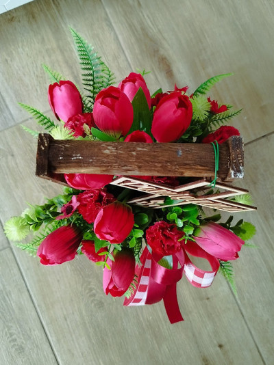 Czerwone tulipany z nutką zieleni Pamiętamy stroik na cmentarz drewniana skrzynka