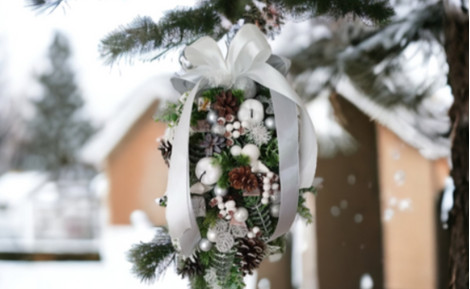 Wianki świąteczne nie tylko jako dekoracja do domu, ale również na cmentarz